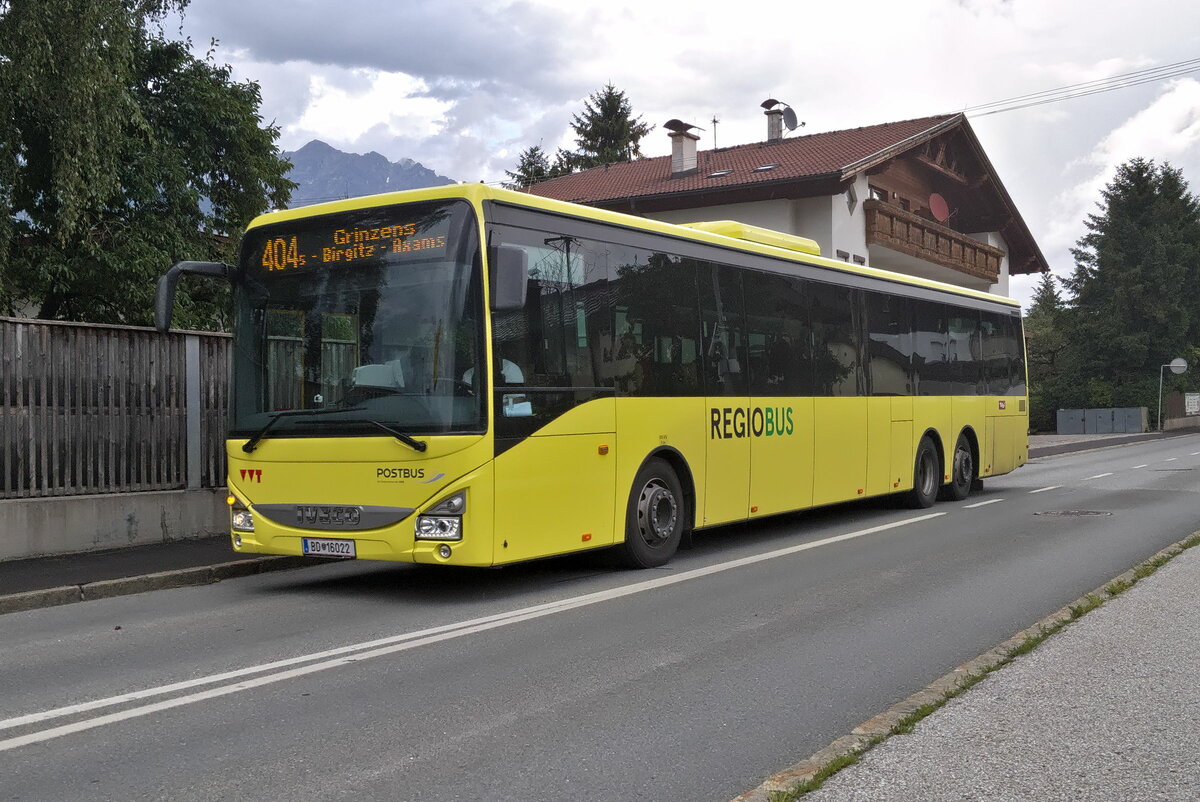Iveco-Irisbus Crossway von Postbus (BD-16022) als Linie 404 (vormals 4162) in Birgitz, Dorfstraße. Aufgenommen 19.7.2023.