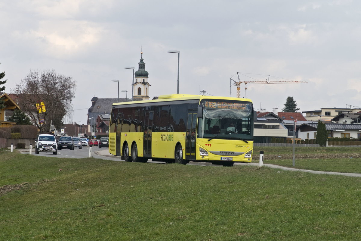 Iveco-Irisbus Crossway von Postbus (BD-16023) als Linie 4162 in Birgitz, Dorfstraße. Aufgenommen 2.4.2021.