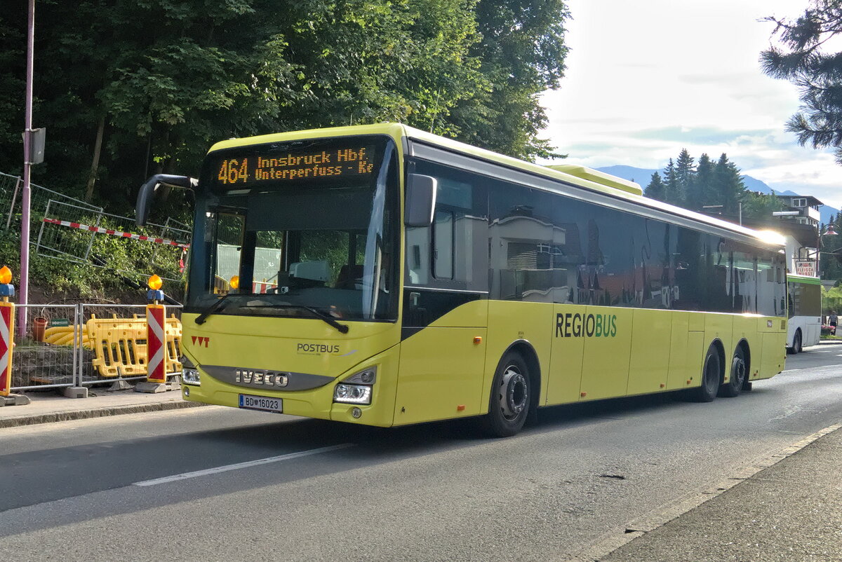 Iveco-Irisbus Crossway von Postbus (BD-16023) als Linie 464 (vormals 4165) in Völs, Bahnhofstraße. Aufgenommen 27.7.2023.