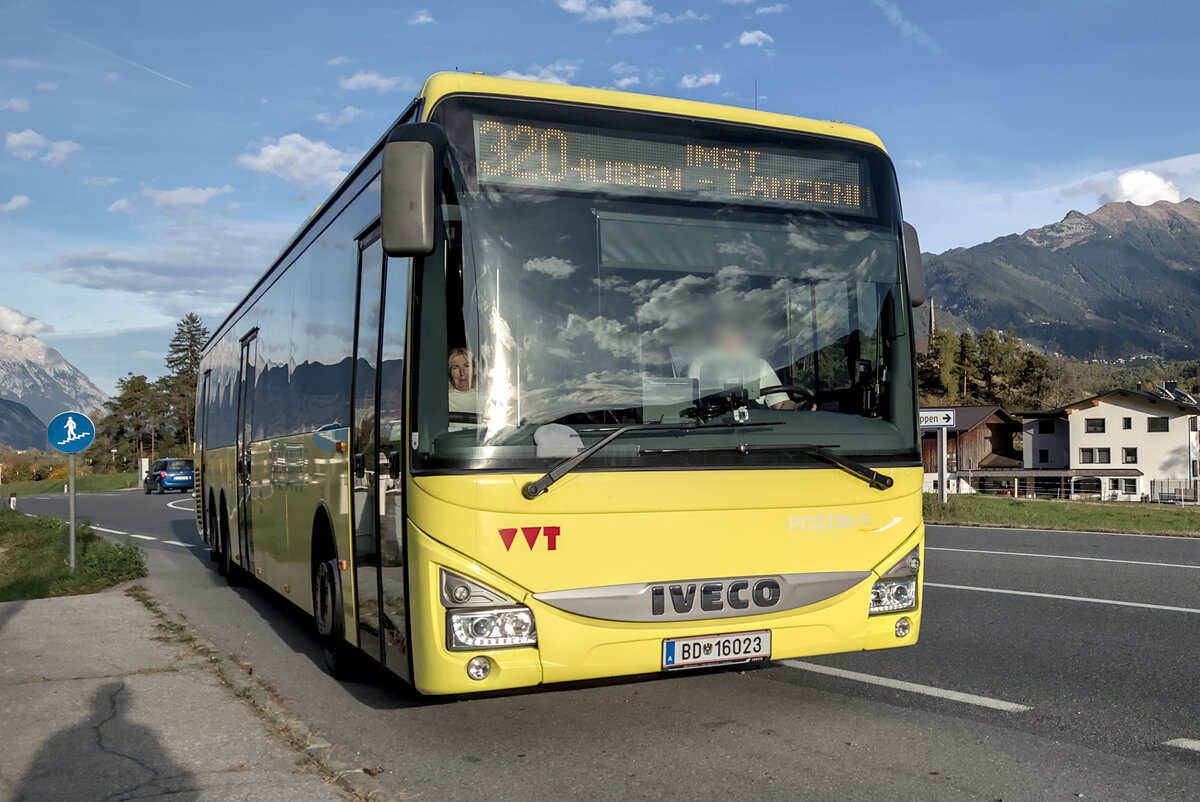 Iveco-Irisbus Crossway von Postbus (BD-16023) als Linie 320 an der Hst. Roppen Trankh�tte. Aufgenommen 21.10.2025.