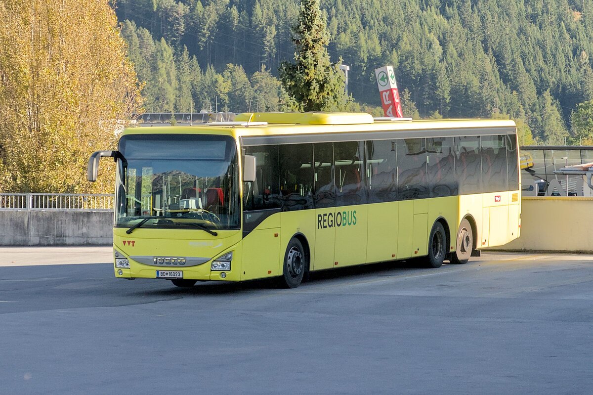 Iveco-Irisbus Crossway von Postbus (BD-16023) im Postbuszentrum Imst. Aufgenommen 8.10.2025.
