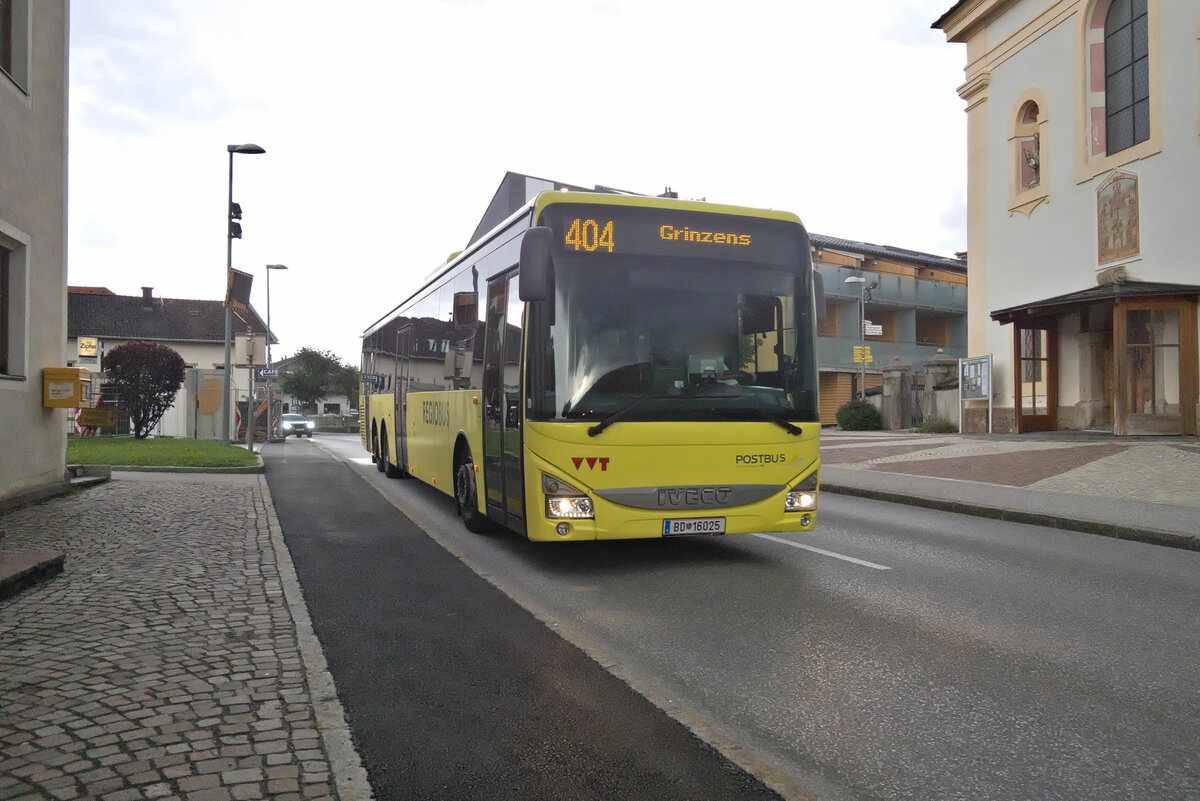 Iveco-Irisbus Crossway von Postbus (BD-16025) als Linie 404 (vormals 4162) in Birgitz, Dorfstraße. Aufgenommen 19.7.2023.