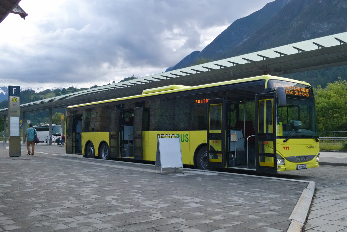 Iveco-Irisbus Crossway von Postbus (BD-16026) als Schienenersatzverkehr für die Arlbergbahn am Bahnhof Landeck. Aufgenommen 8.6.2021.