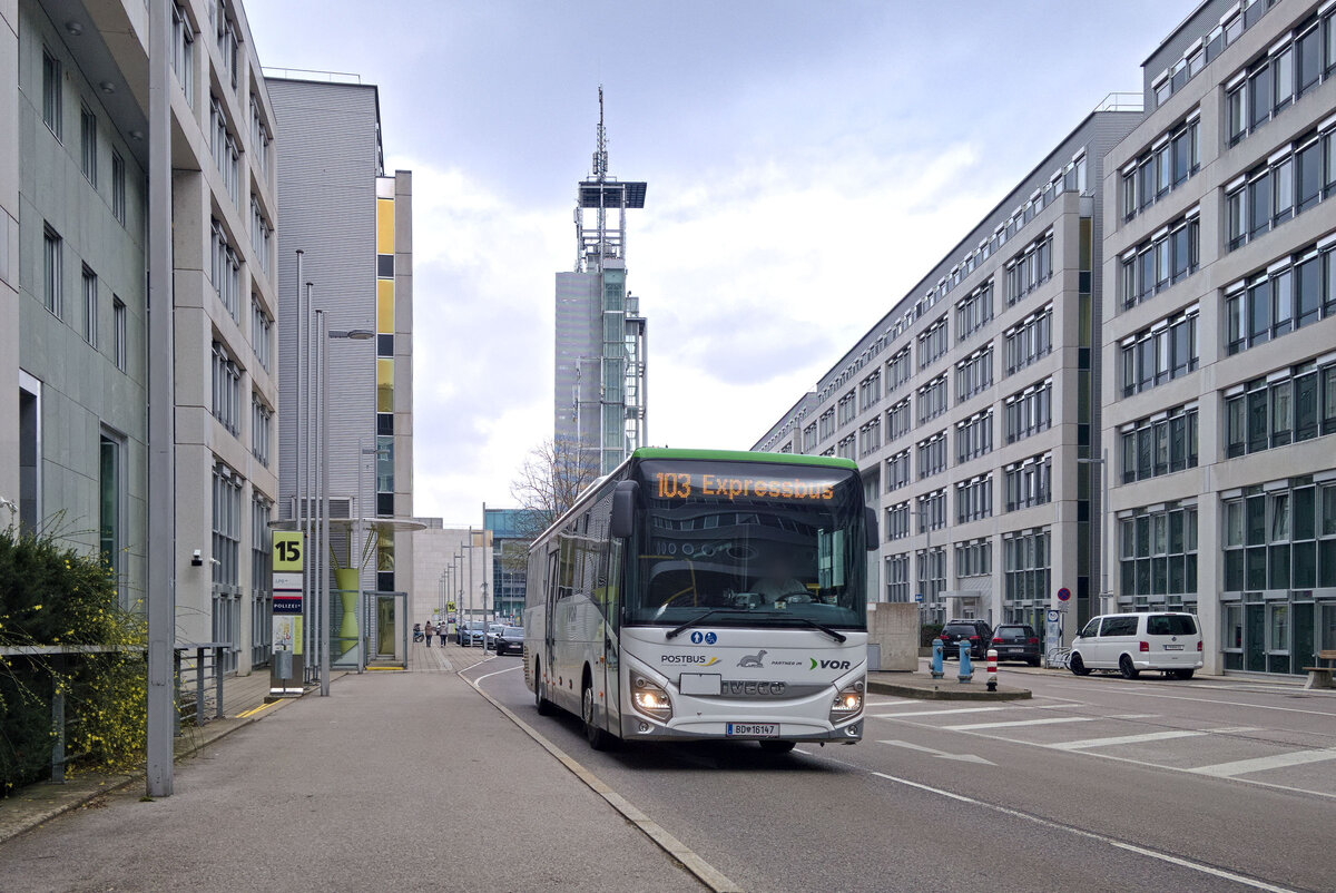 Iveco-Irisbus Crossway von Postbus (BD-16147) als Linie 103 vor dem Klangturm im Landhausviertel St. Pölten. Aufgenommen 14.3.2024.