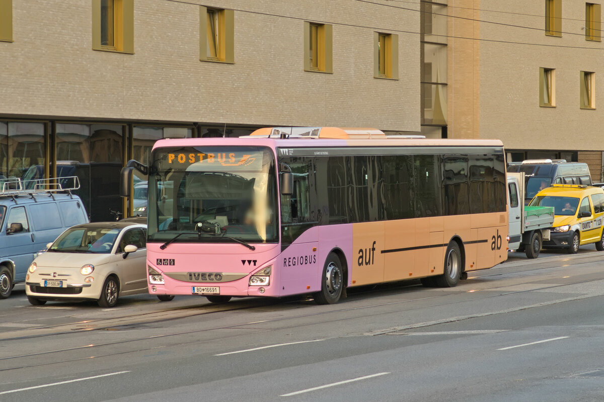 Iveco-Irisbus Crossway von Postbus (BD-16691) auf Betriebsfahrt in Innsbruck, Egger-Lienz-Straße. Aufgenommen 3.10.2023.