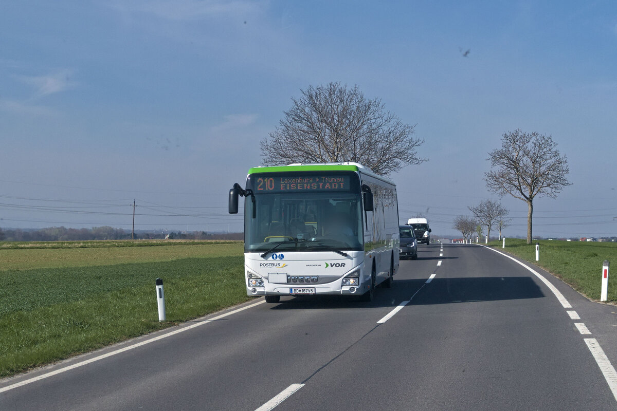 Iveco-Irisbus Crossway von Postbus (BD-16745) als Linie 210 auf der B15 bei Hornstein. Aufgenommen 20.3.2024.