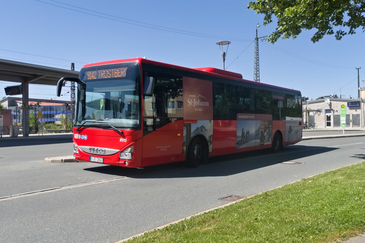 Iveco-Irisbus Crossway von Regionalverkehr Oberbayern (M-RV 2603) als Linie 9142 am Bhf. Traunstein. Aufgenommen 23.6.2022.