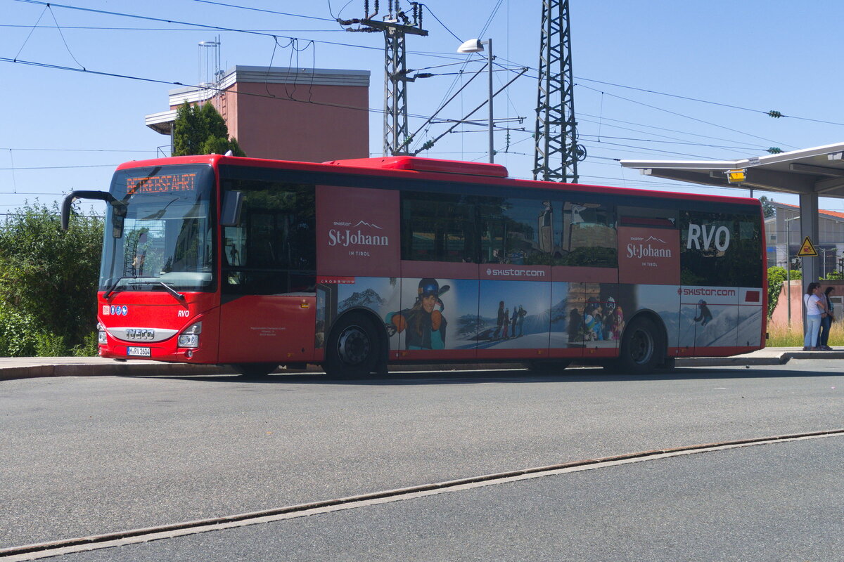 Iveco-Irisbus Crossway von Regionalverkehr Oberbayern (M-RV 2604) am Bhf. Traunstein. Aufgenommen 23.6.2022.