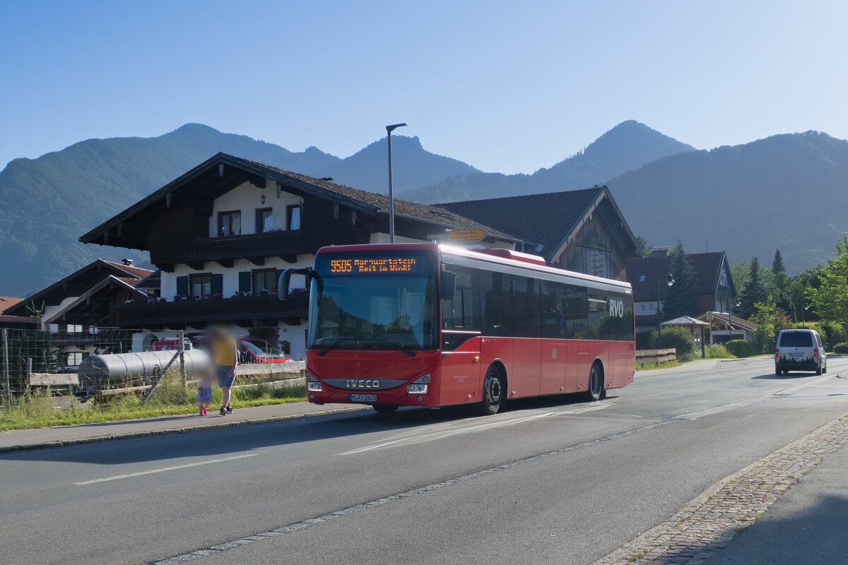 Iveco-Irisbus Crossway von Regionalverkehr Oberbayern (M-RV 2605) als Linie 9505 bei der Haltestelle Grassau Viehhausen. Aufgenommen 23.6.2022.