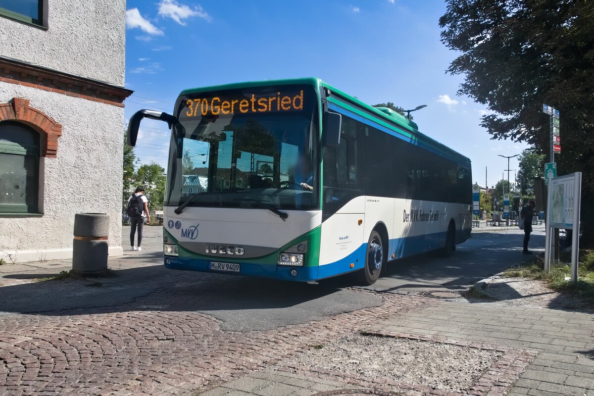 Iveco-Irisbus Crossway von Regionalverkehr Oberbayern (M-RV 9409) als Linie 370  beim Bhf. Wolfratshausen. Aufgenommen 25.8.2022.