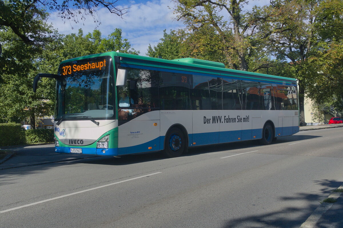 Iveco-Irisbus Crossway von Regionalverkehr Oberbayern (M-RV 9407) als Linie 373 in Wolfratshausen, Sauerlacher Straße. Aufgenommen 25.8.2022.