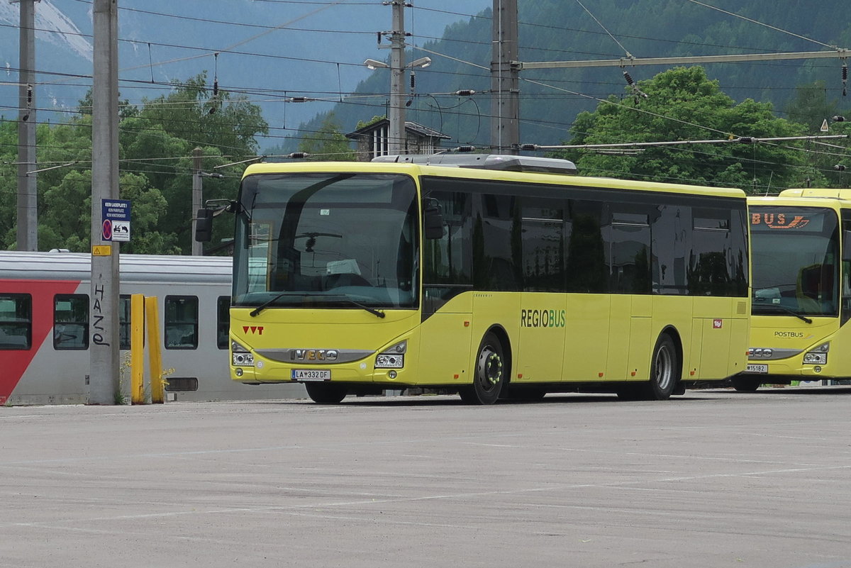 Iveco-Irisbus Crossway in VVT-Regiobusbeklebung (LA-332DF) am Busbhf. Lienz. aufgenommen 10.6.2019.