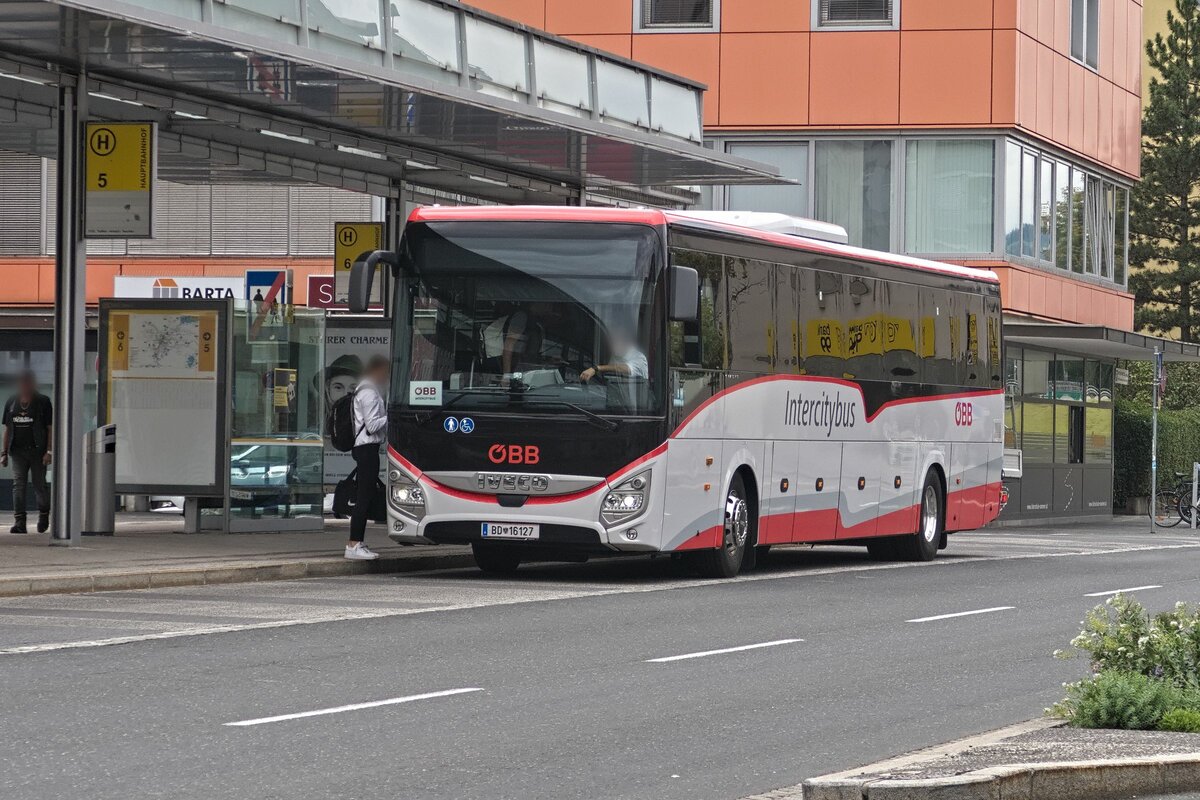 Iveco-Irisbus Evadys von Postbus (BD-16127) als ÖBB Intercitybus am Hbf. Villach Steig 6. Aufgenommen 1.9.2022.