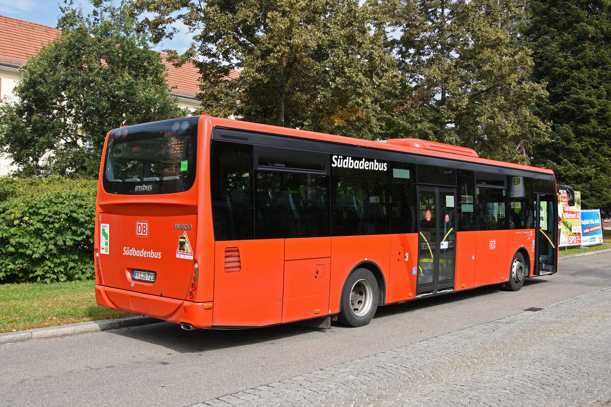 IVECO Irisbus von Südbadenbus, auf der Linie 3701, wartet beim Bahnhof Lörrach. Die Aufnahme stammt vom 11.09.2021.