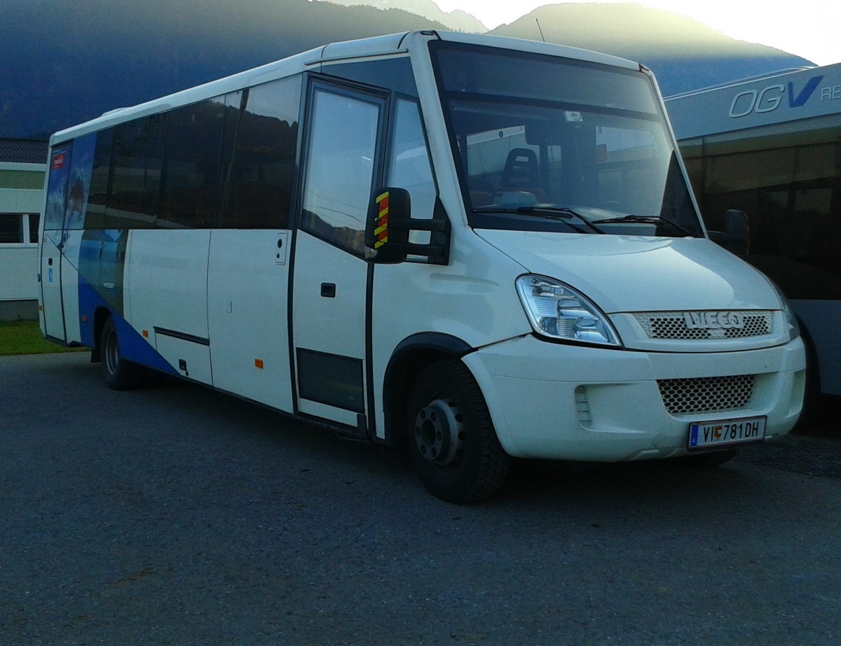 Iveco-Kleinbus der OGV am 31.10.2015 gebparkt bei der Tankstelle in Greifenburg.