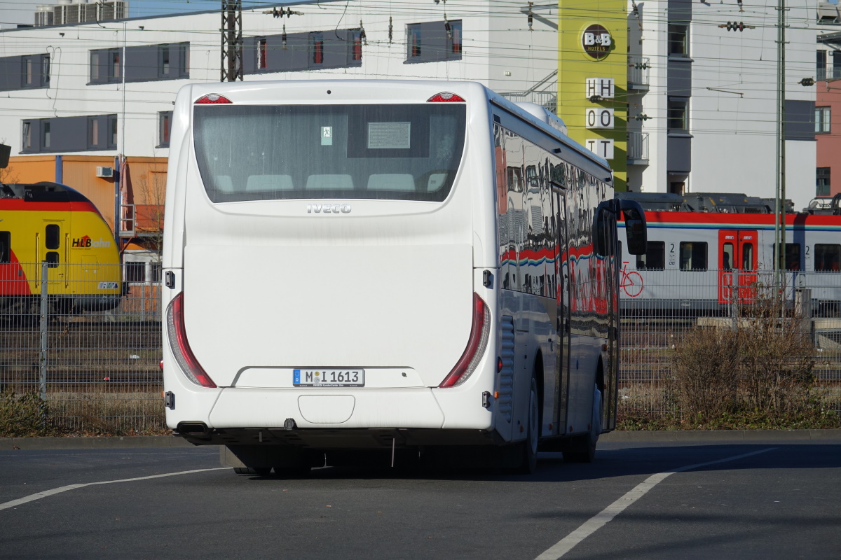 IVECO München (Testbus für Staab Reisen) / M-I 1613 / Aschaffenburg, Hauptbahnhof/ROB / IVECO Crossway LE / Aufnahemdatum: 06.03.2021