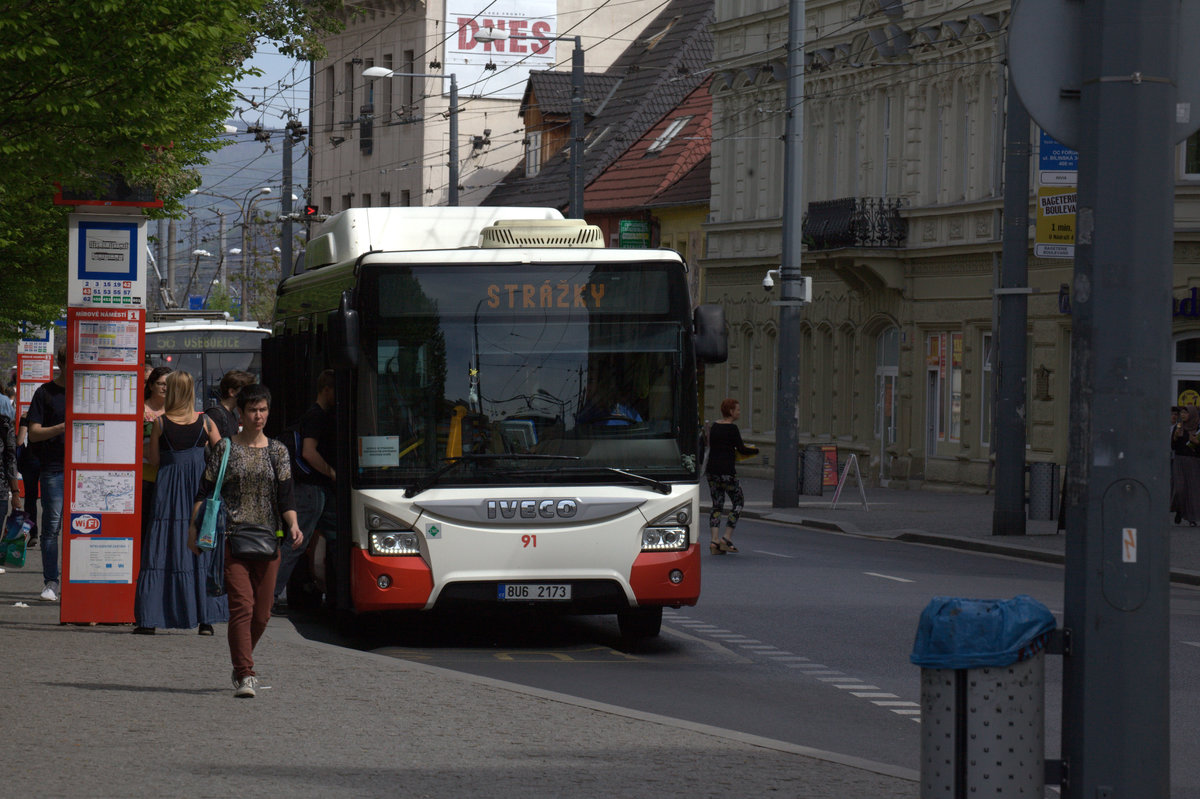 IVECO in Usti nad labem , die  Nicht-O-Busse  tragen normale Kennzeichen, hier 8U6 2173,hier der Bus nach Strazky, Haltestelle Mirove namesti, 26.04.2019 , 14:18 Uhr.