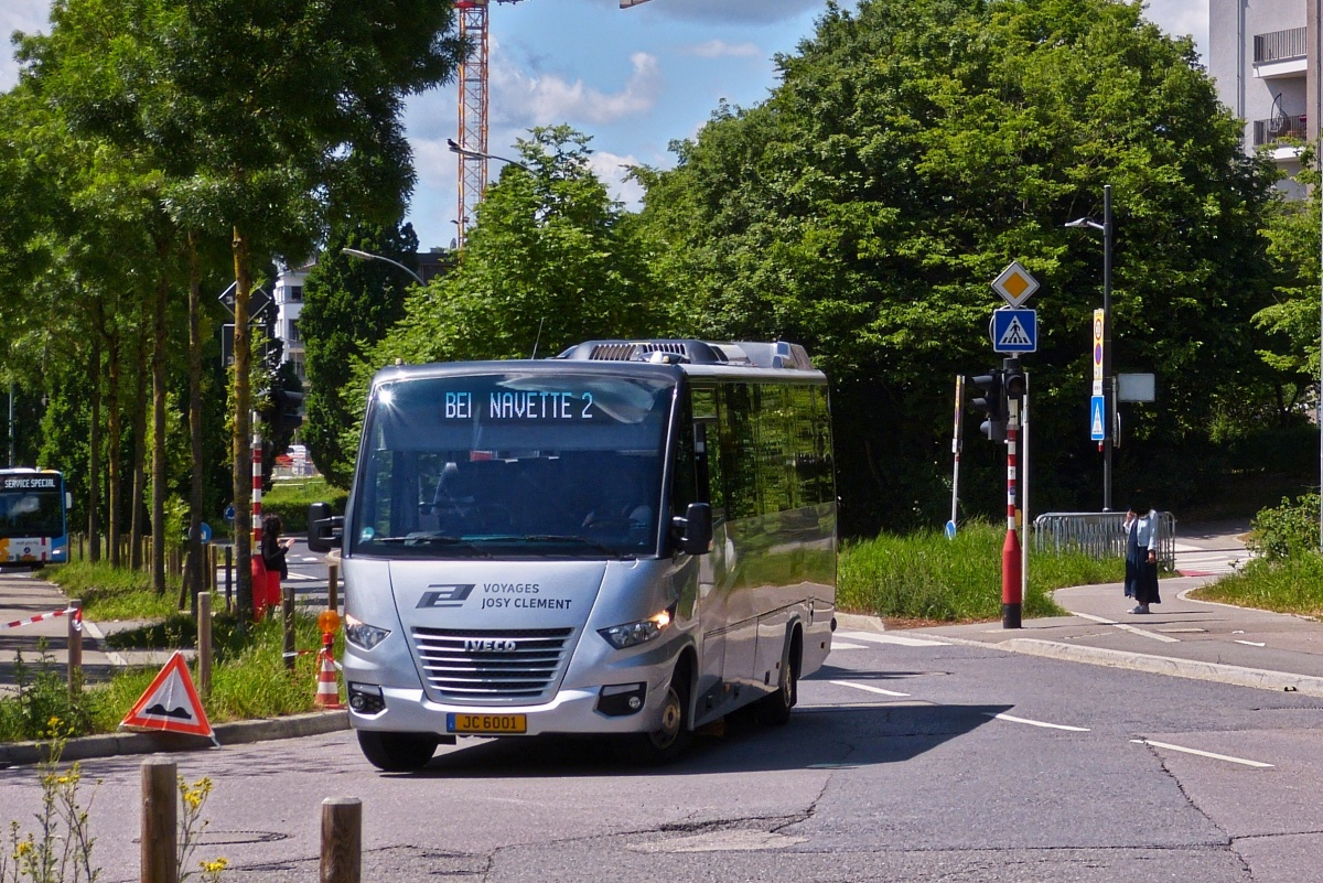 JC 6001, Iveco Daily von Voyages Josy Clement, als zubringer Bus in den Straen der Stadt Luxemburg unterwegs. 05.2022