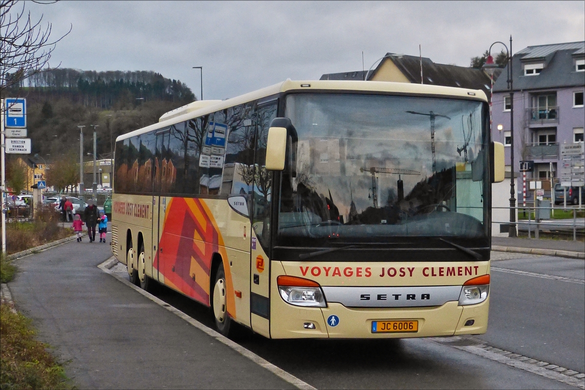 JC 6006, Setra S 419 UL von Josy Clement steht am Bahnhof in Diekirch.  27.12.2017