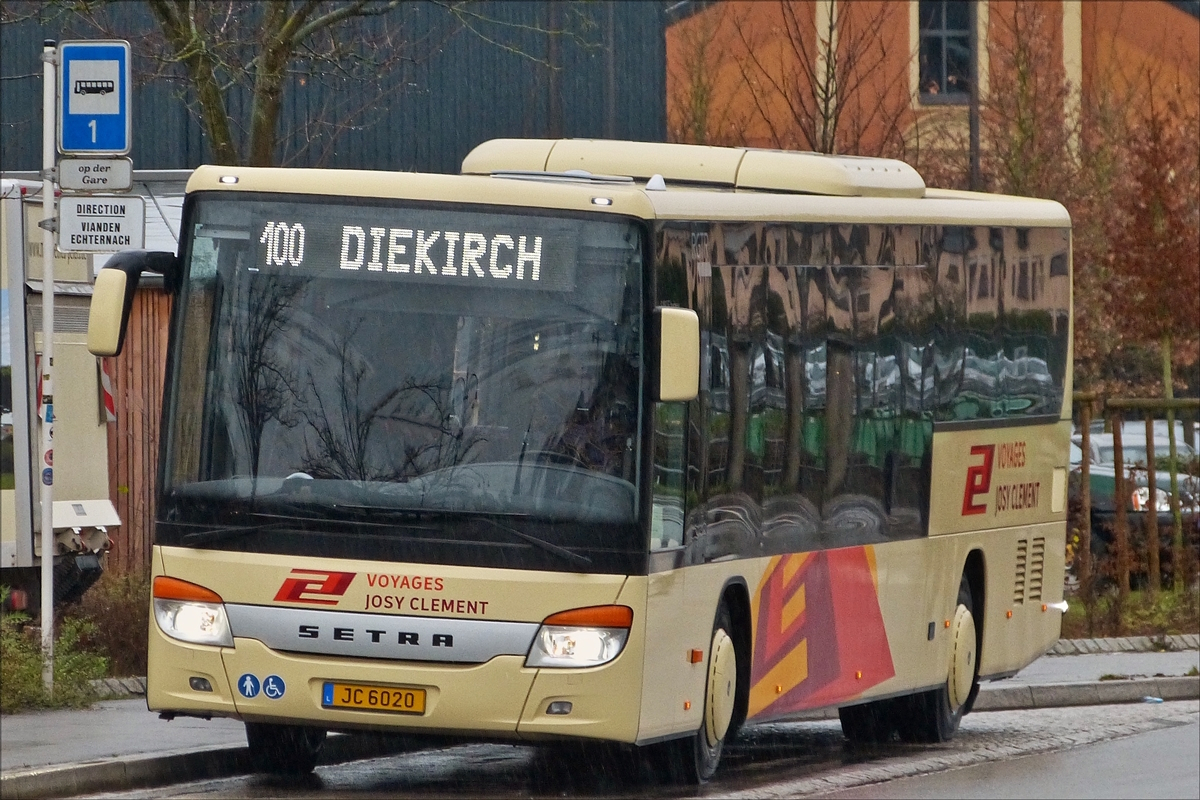 JC 6020, Setra S 416 LE, von Josy Clement steht am Bahnhof in Diekirch.  27.12.2017