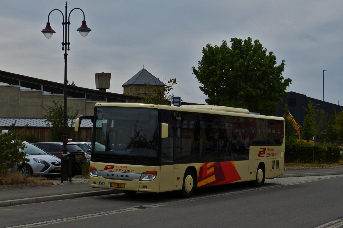 JC 6020, Setra S 416 LE, von Josy Clement steht am Bahnhof in Diekirch. 28.07.2020