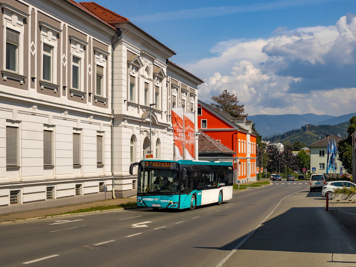 Judenburg. Am 28.8.2024 ist der Postbus-Aichfeldbus 16539 auf der Linie 3 nach Fohnsdorf unterwegs gewesen, hier kurz vor dem Busbahnhof Knittelfeld.