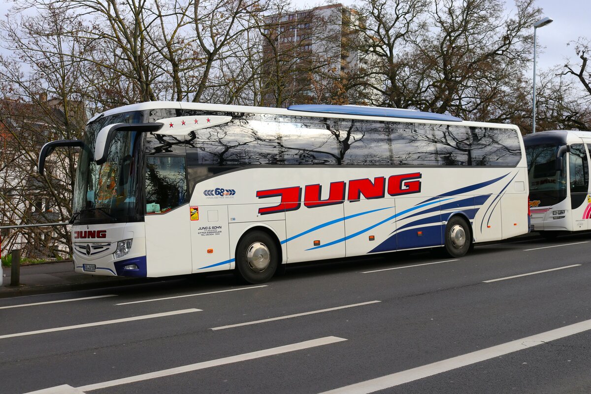 Jung Reisen Mercedes Benz Tourismo am 12.02.24 in Mainz Hauptbahnhof