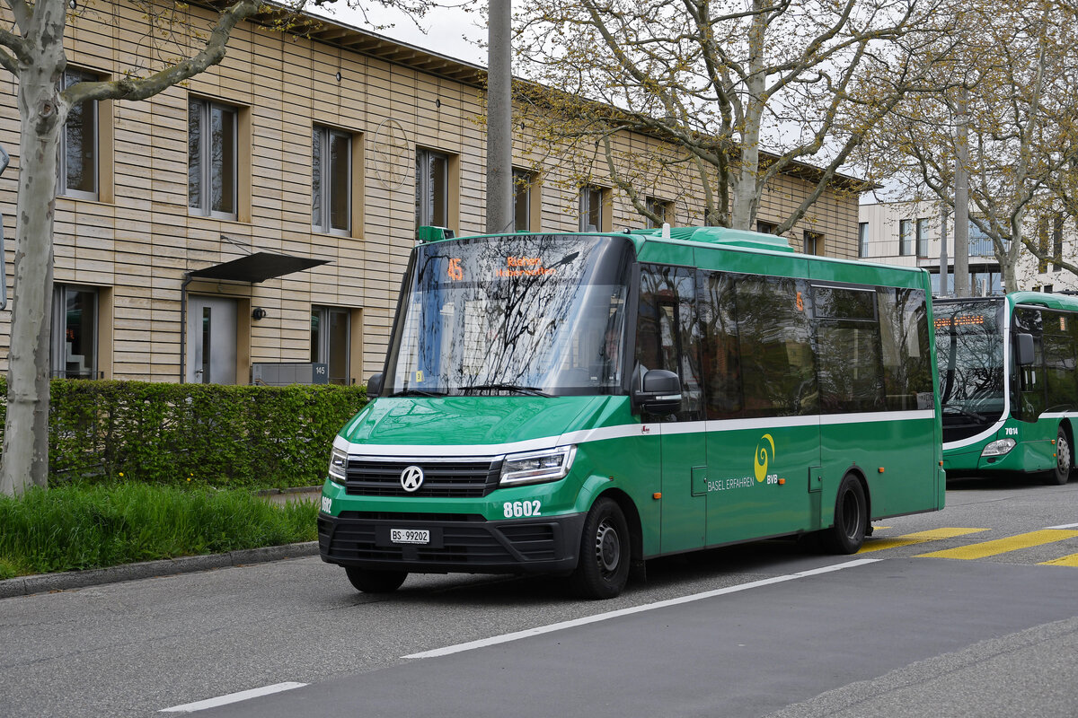 K-Bus 8602, auf der Linie 45, fährt am 18.04.2023 zur Haltestelle Friedhof am Hörnli.