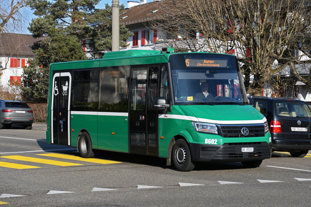 K-Bus 8602, auf der Linie 45, fährt am 19.01.2026 zur Haltestelle Bahnhof Niederholz. Aufnahme Riehen.