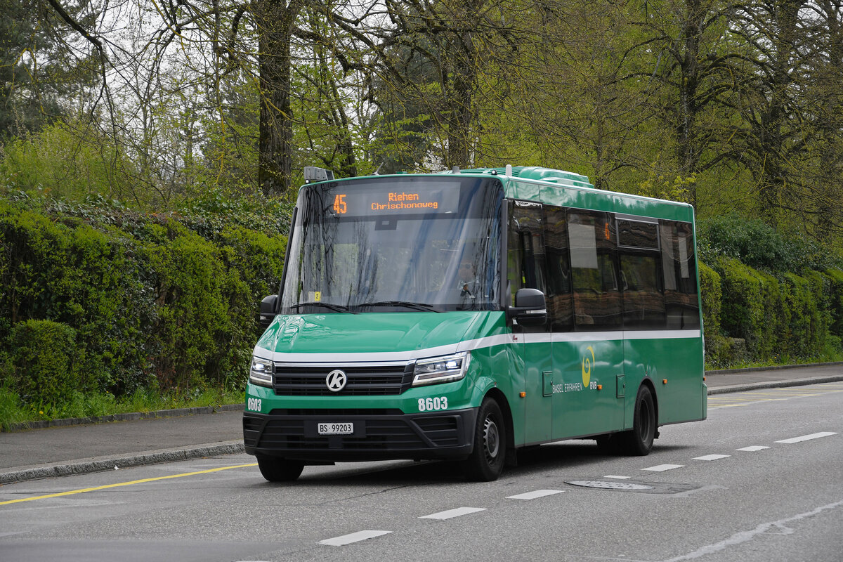 K Bus 8603, auf der Linie 45, fährt am 18.04.2023 zur Haltstelle Otto Wenk Platz.