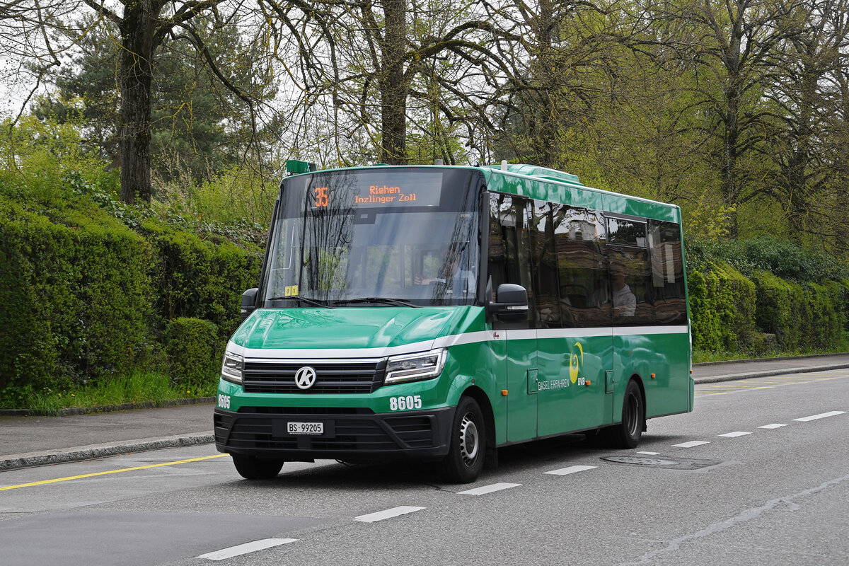 K-Bus 8605, auf der Linie 35, fährt am 18.04.2023 zur Haltestelle Otto Wenk Platz.
