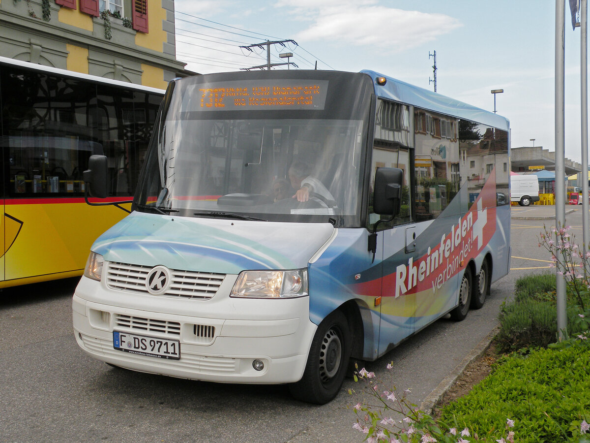 K Bus von Südbadenbus, auf der Linie 7312, wartet am 19.05.2012 an der Haltestelle beim Bahnhof Rheinfelden.