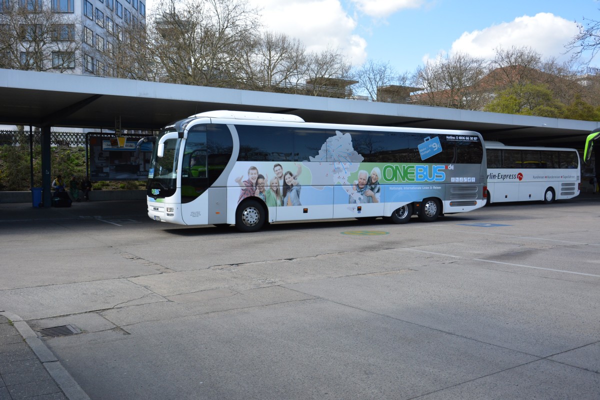 K-CS 940 ist am 16.04.2015 unterwegs für OneBus nach Köln. Aufgenommen wurde ein MAN Lion's Coach / Berlin ZOB.