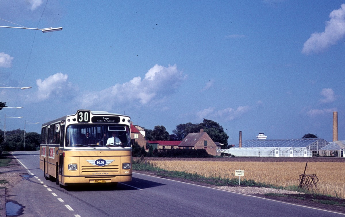 København: KS Bus 30 (Leyland/DAB-LIDRT 12/4 Serie 2 414) Tømmerup, Tømmerupvej im Juli 1971. - Rechts im Bild ahnt man hinter den Gewächshäusern einen Kontrollturm, der zum Flughafen Kopenhagen gehört