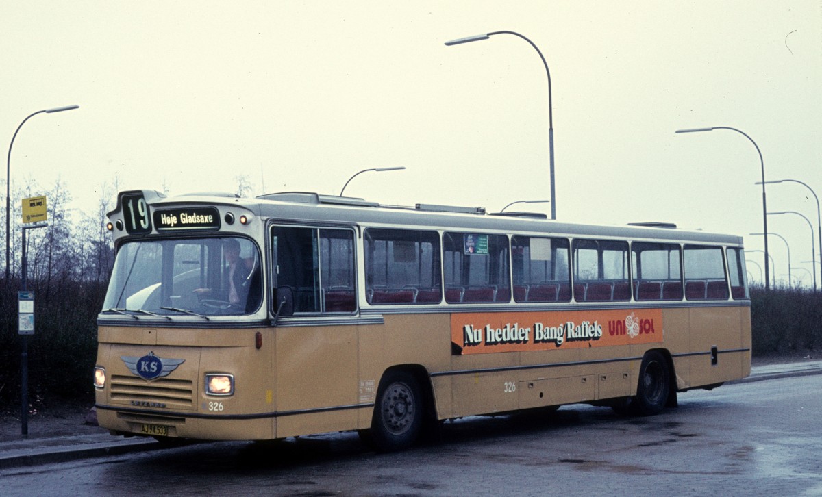 Københavns Sporveje (: Kopenhagener Strassenbahnen) Buslinie 19 (Leyland/DAB 326) Høje Gladsaxe am 29. Dezember 1973.