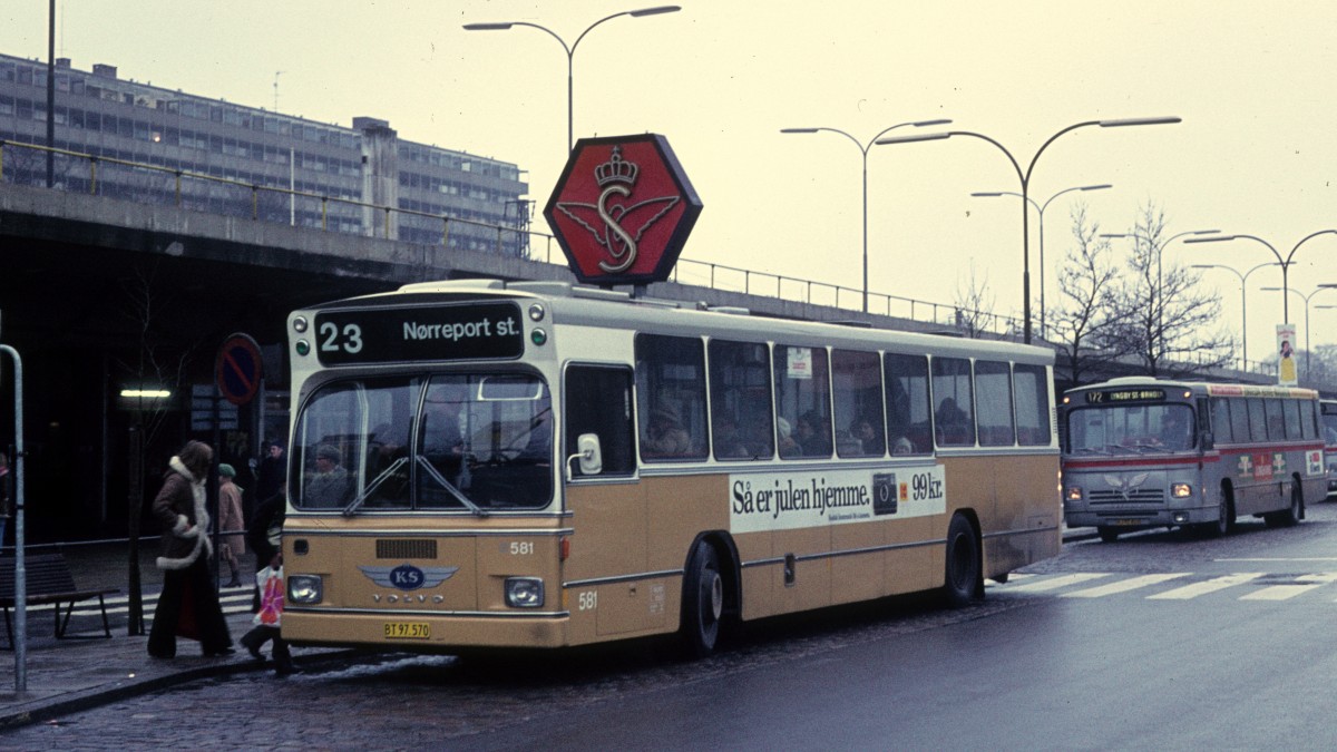 Københavns Sporveje (: Kopenhagener Strassenbahnen) Buslinie 23 (Volvo/Aabenraa Karosserifabrik B59 Type 3 - 581) S-Bahnhof Lyngby am 29. Dezember 1973.