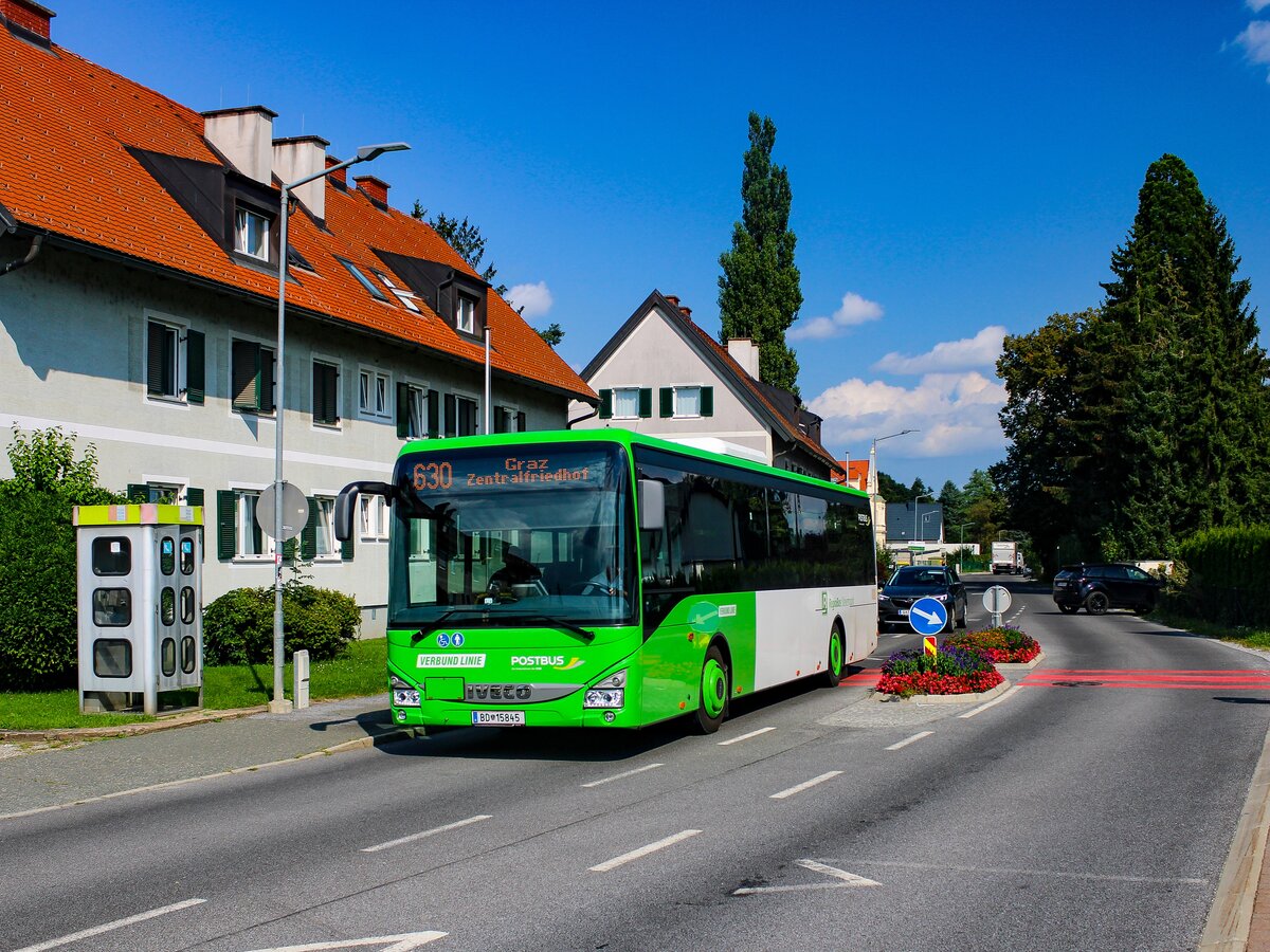 Kalsdorf. Der Postbus BD 15845 steht hier als Linie 630 bei der Haltestelle Bahnhof in Fahrtrichtung Graz-Zentralfriedhof.
