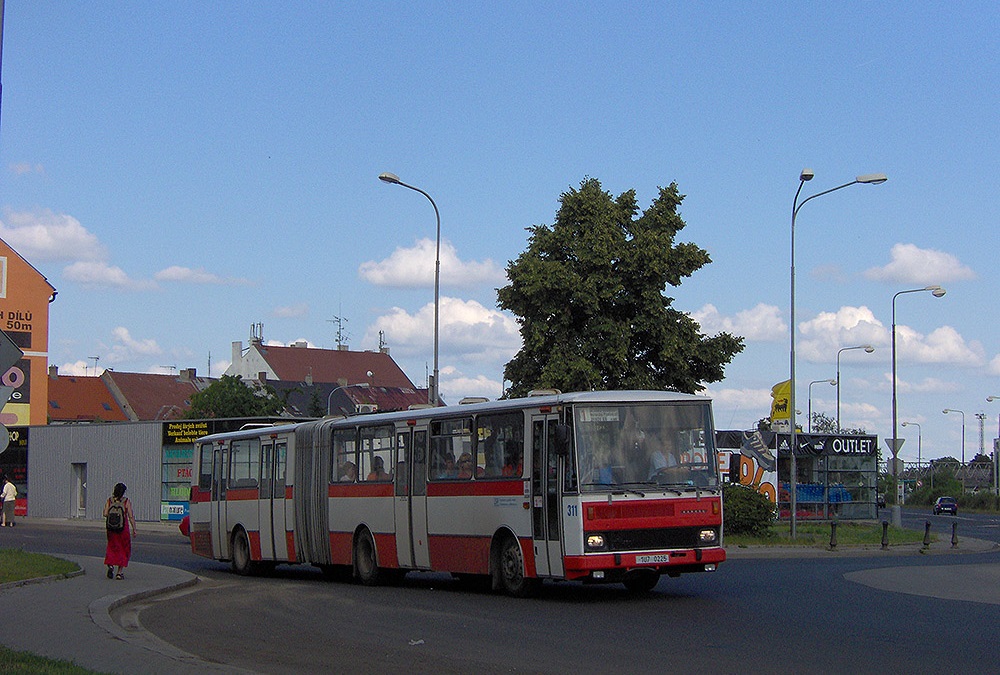 Karosa B741 #311 auf der Linie 1 in Chomutov. Dieser Wagen wurde in 2005 aus Hradec Králové gekauft und in 2008 verschrotten. (7.7.2006)