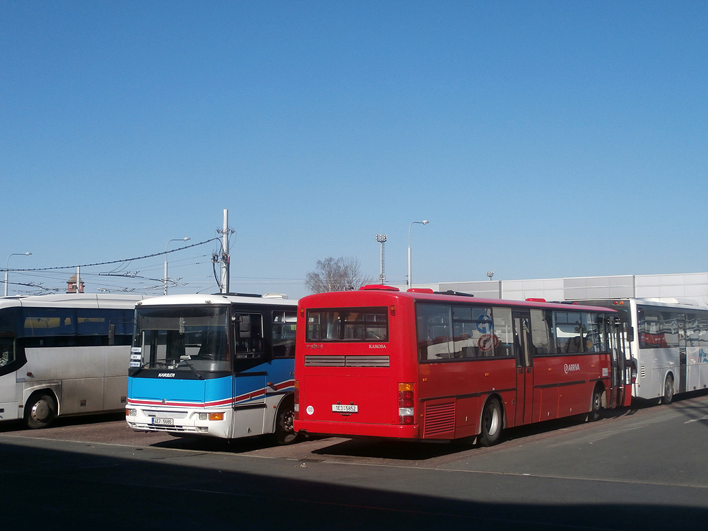 Karosa C954 von Arriva und privatischer Betrieber Car-Tour in Hradec Králové. (24.2.2014)