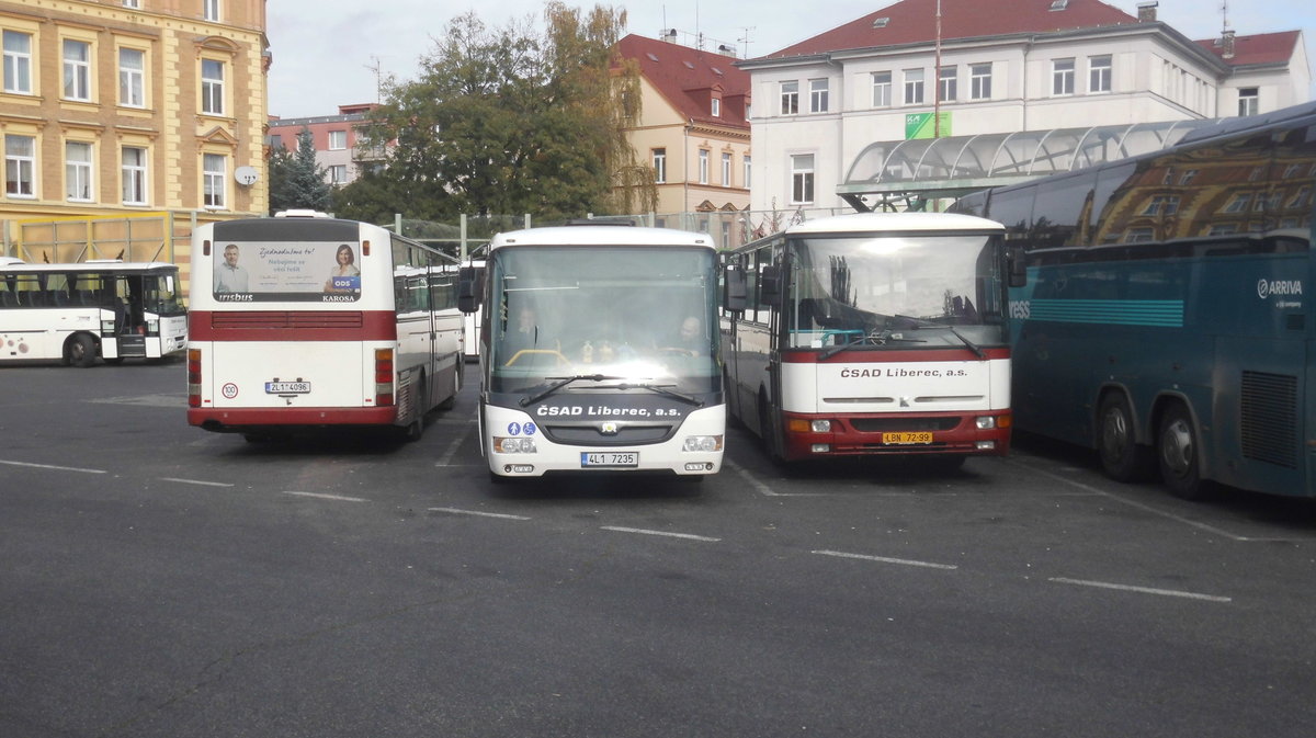Karosa C954E.1360, SOR CN10,5 und Karosa C934E.1351 am 31.10.2016 auf dem Busbahnhof in Liberec.