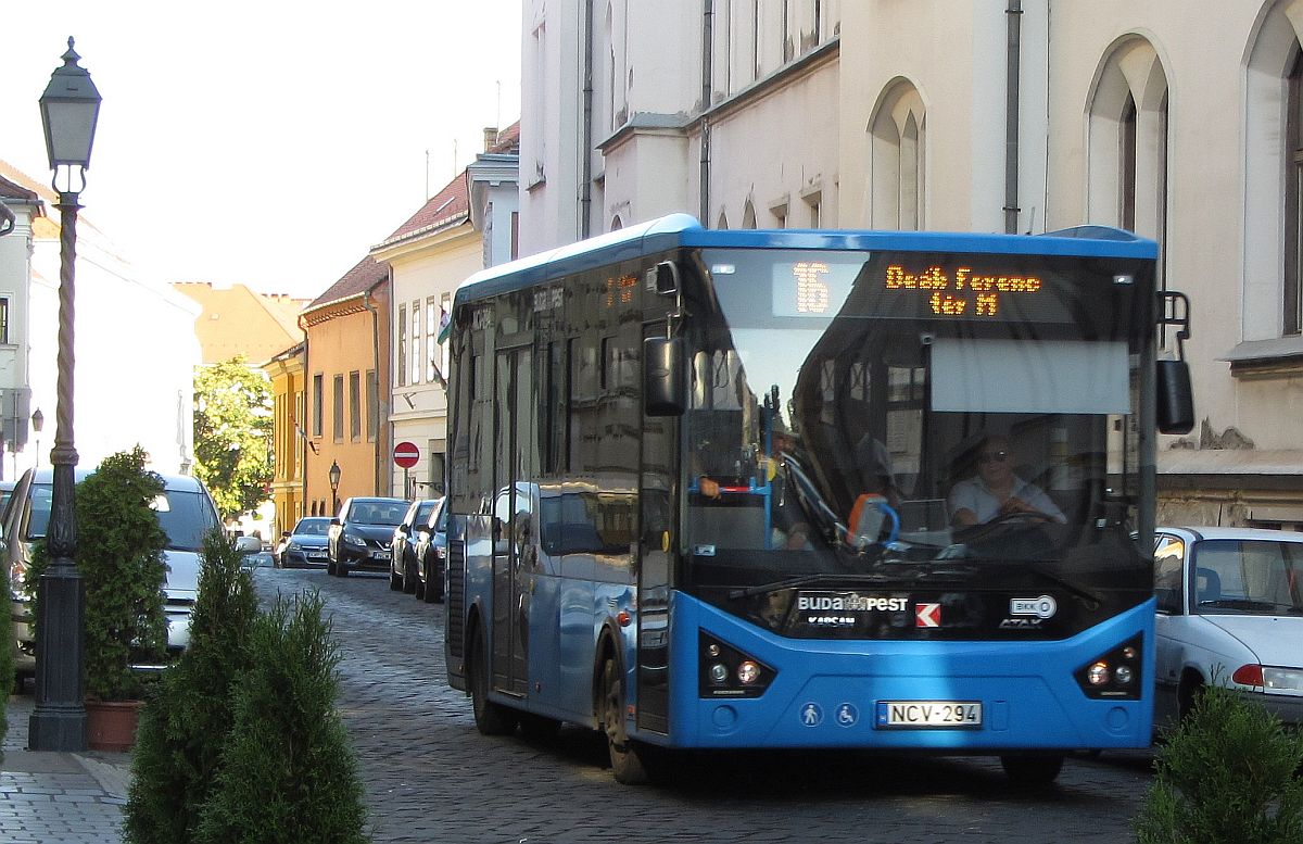 Karsan Atak Midibus am 28.08.2016 in Budapest, Burgviertel. Die alte Ikarus Busse wurden teilweise auf solche Wagen getauscht.
