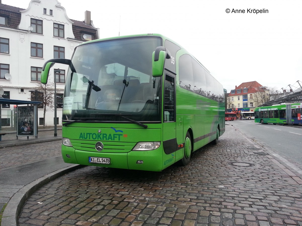 KI-EL 5435 in Lübeck am ZOB am 29.11.2012