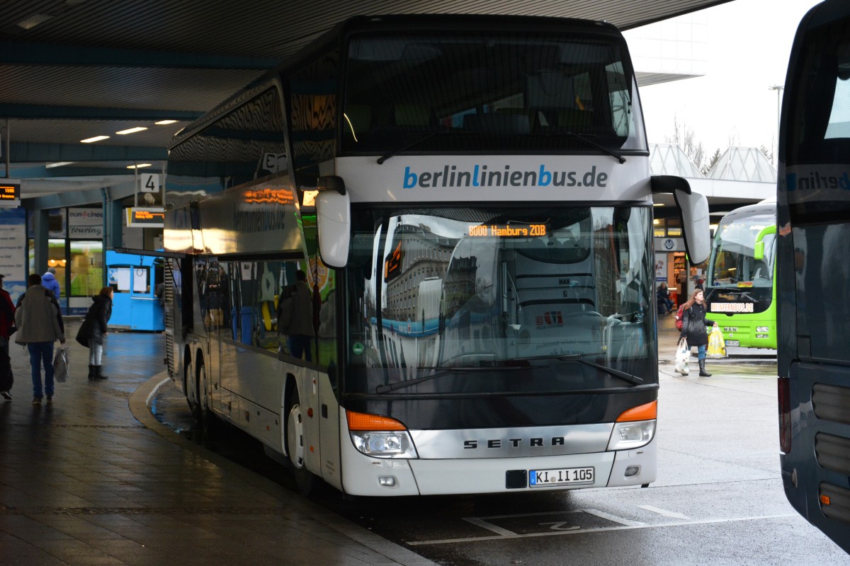 KI-II 105 steht am 10.01.2015 zur Abfahrt nach Hamburg bereit. Aufgenommen wurde ein Setra S 431 DT, ZOB Berlin.
