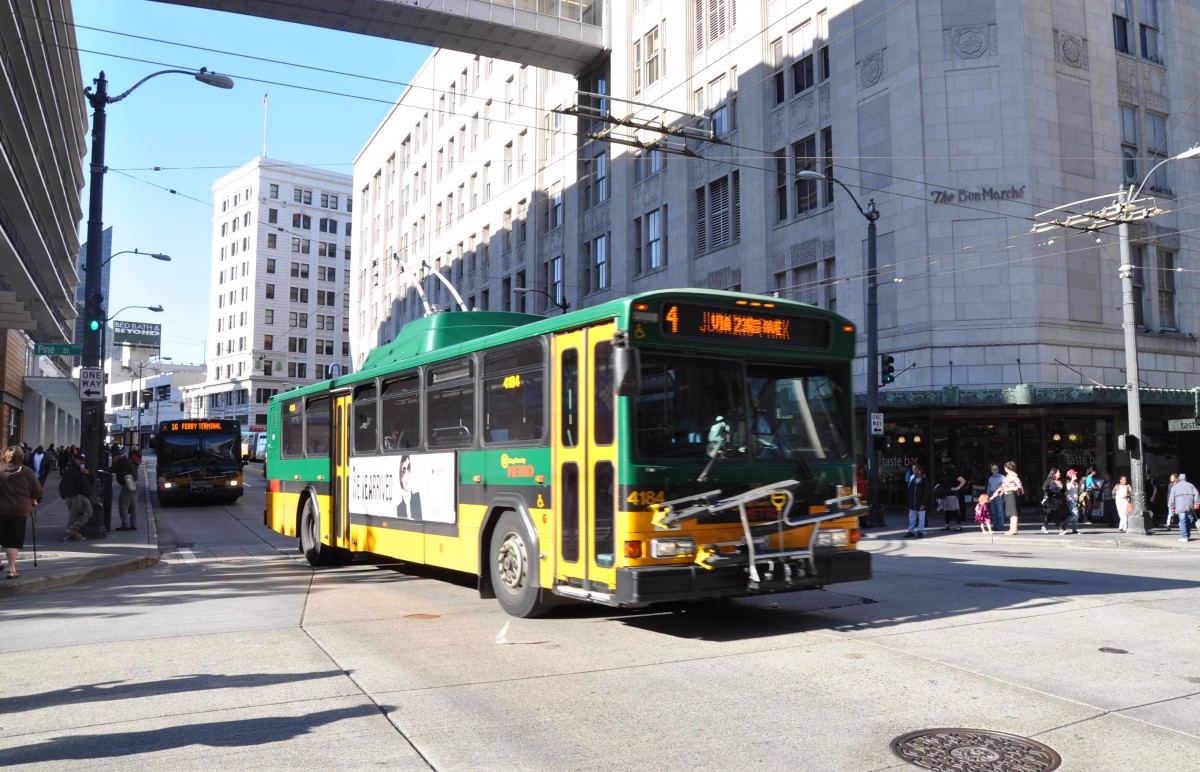 King County Metro, Seattle. Gillig Phantom ETB (Nr.4184) in Seattle, Pine St & 3rd Ave. (21.9.2010)