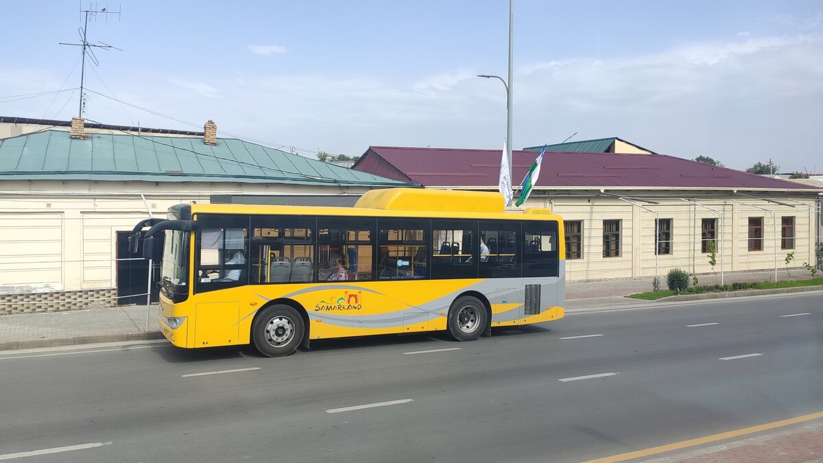 King Long XMQ6900G, Shabod ko'chasi, Samarkand, Usbekistan, am 19. Mai 2023.