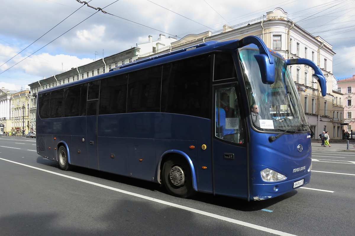 KingLong Reisebus auf dem Newski-Prospekt (Невский проспект) in St. Petersburg, 16.7.17