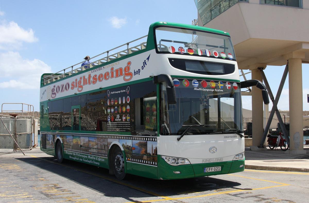 KingLong Sightseeing Bus am 15.5.2014 im Fährhafen Mgarr auf Gozo in Malta.