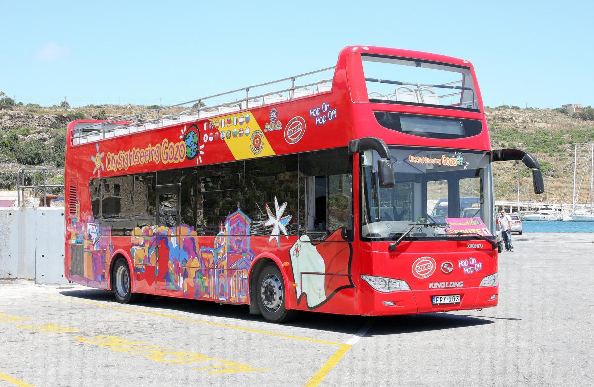 KingLong Sightseeing Bus im Fährhafen von Mgarr auf Gozo in Malta am 15.5.2014.