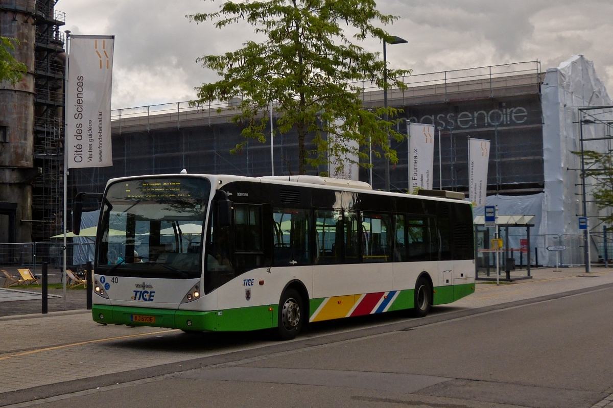 KJ 6736, Vanhool NewA 330 vom Tice, ist am 20.08.2021 an der Bushaltestelle  Av. du Rock'n'Rol in Esch Belval angekommen. 