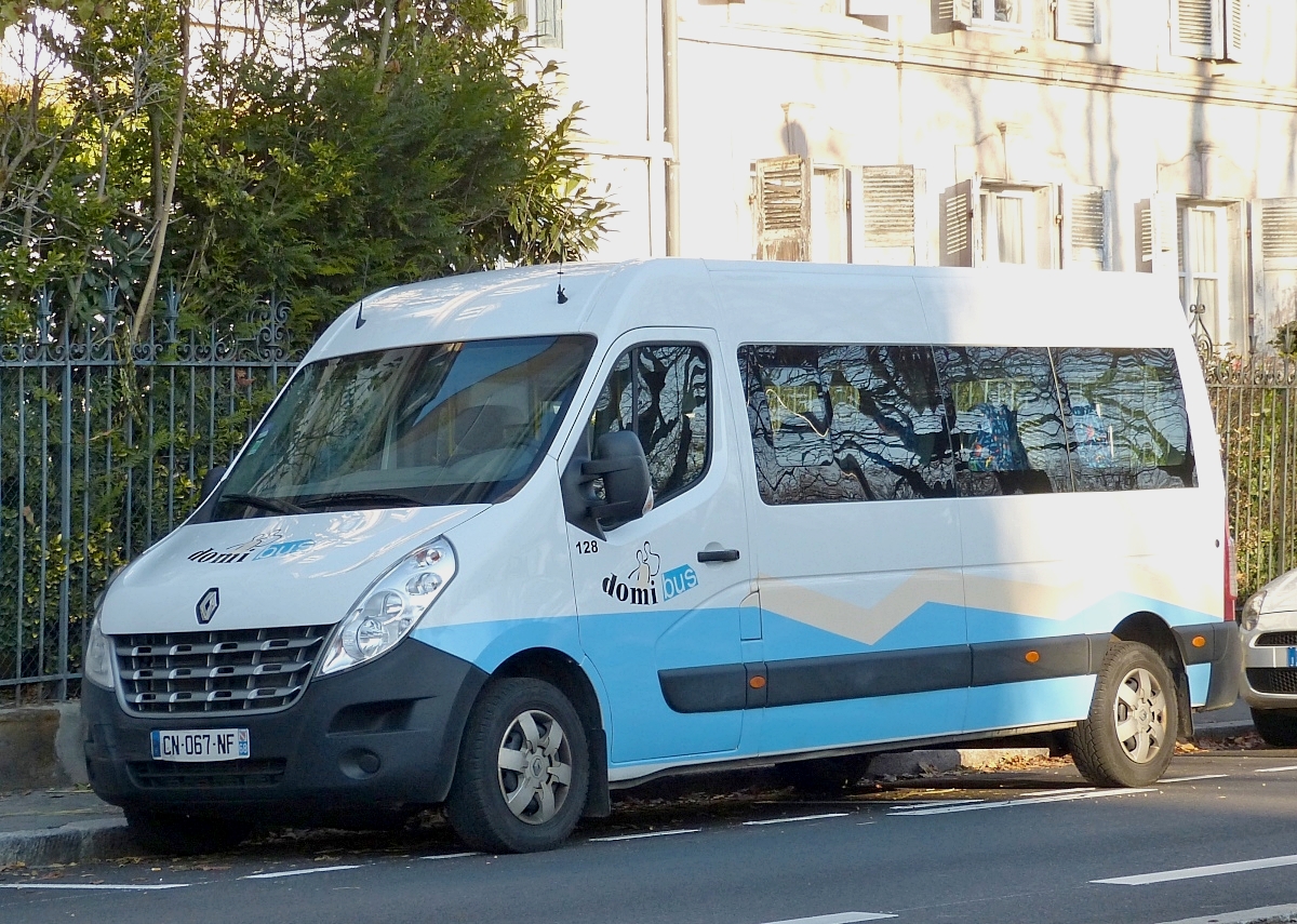 Kleinbus von Renault, als Rufbus für Behinderte Menschen in Mulhouse im Einsatz.  11.12.2013 